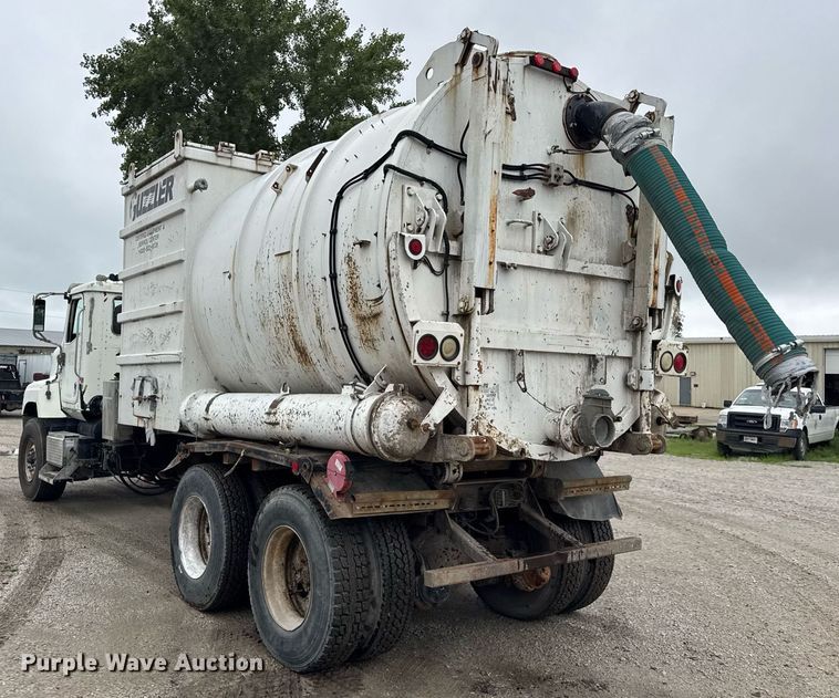 image for item DJ9655 2003 International 5600 vacuum truck