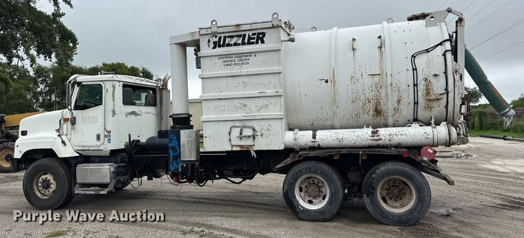 image for item DJ9655 2003 International 5600 vacuum truck