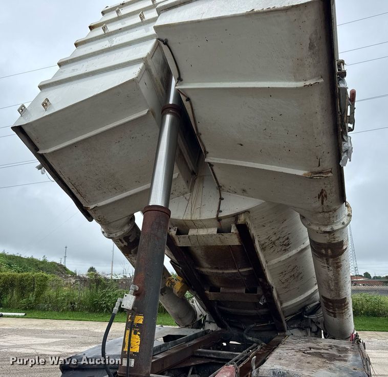 image for item DJ9655 2003 International 5600 vacuum truck