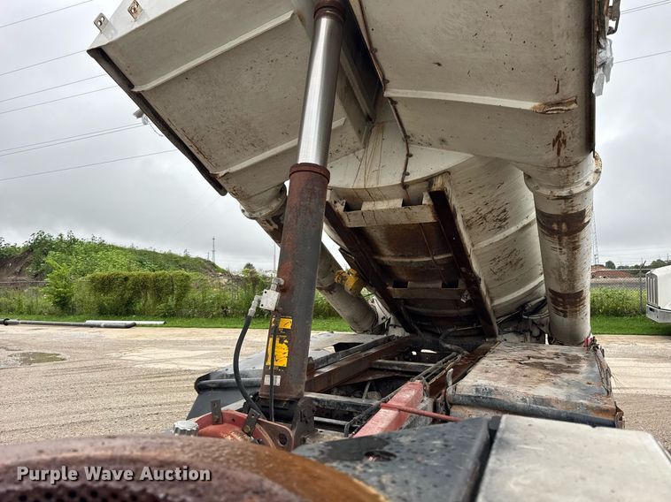 image for item DJ9655 2003 International 5600 vacuum truck