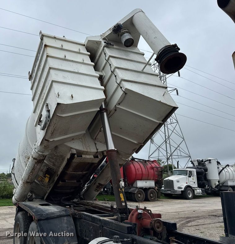 image for item DJ9655 2003 International 5600 vacuum truck