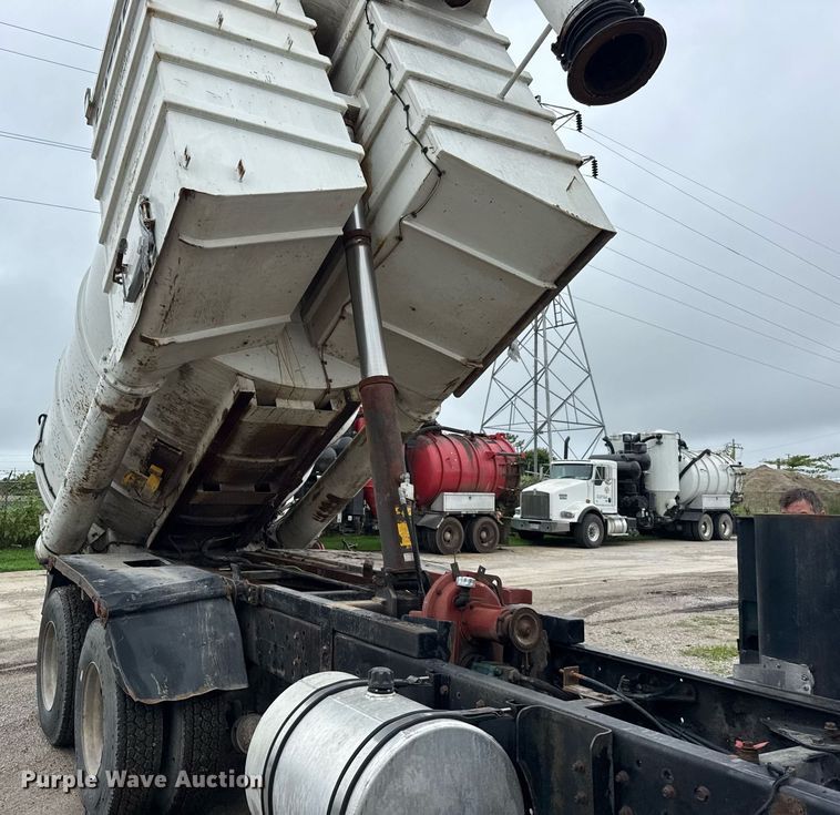 image for item DJ9655 2003 International 5600 vacuum truck