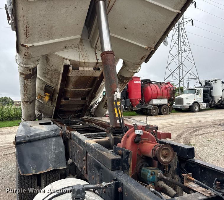 image for item DJ9655 2003 International 5600 vacuum truck