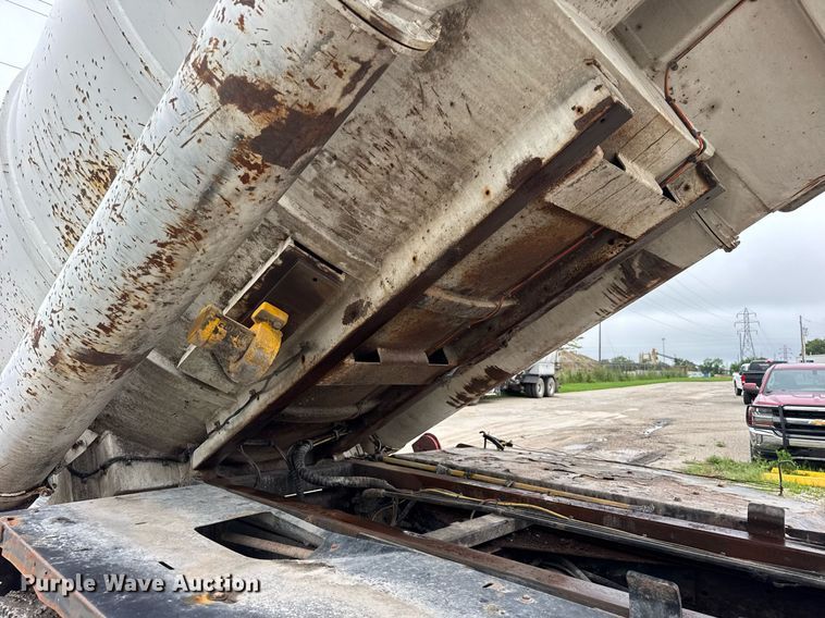 image for item DJ9655 2003 International 5600 vacuum truck