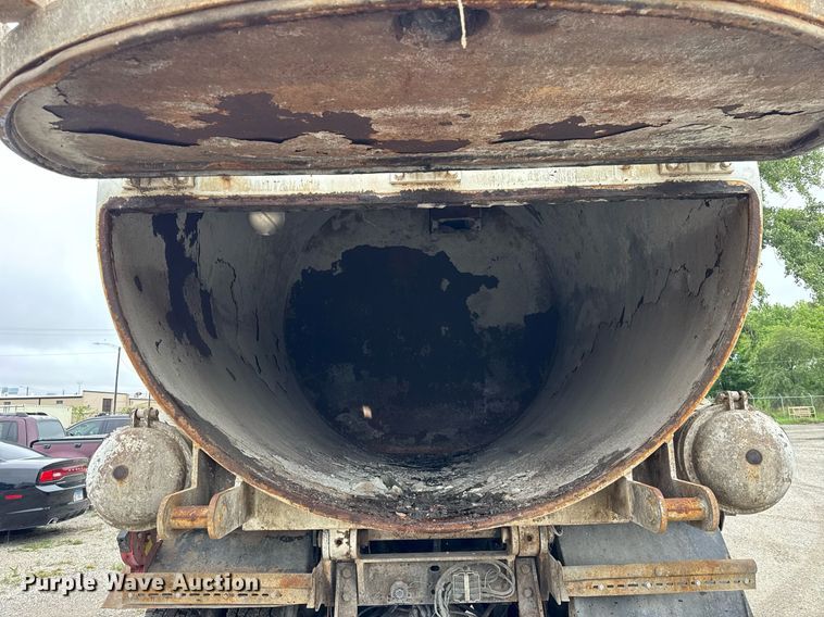 image for item DJ9655 2003 International 5600 vacuum truck