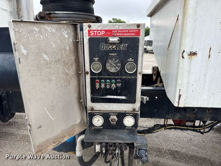 image for item DJ9655 2003 International 5600 vacuum truck