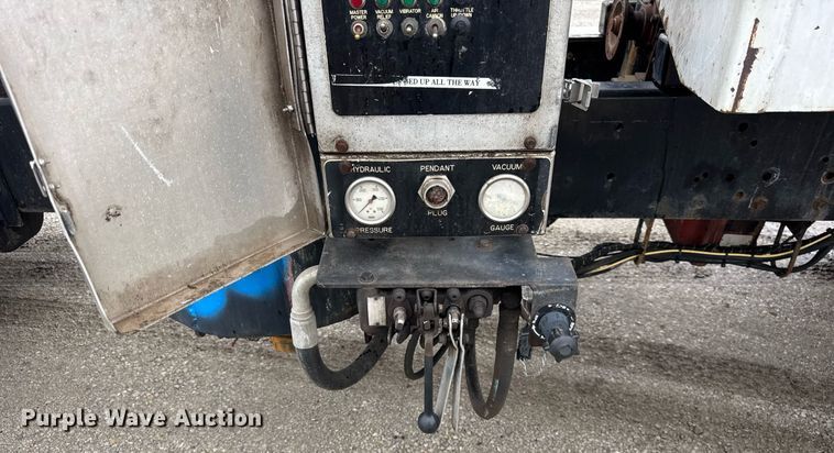 image for item DJ9655 2003 International 5600 vacuum truck