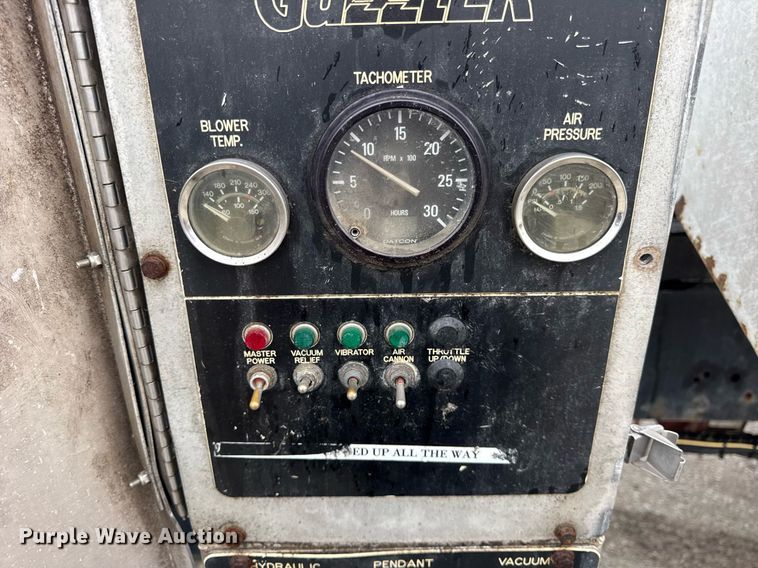 image for item DJ9655 2003 International 5600 vacuum truck