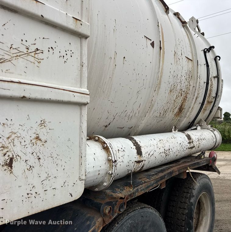 image for item DJ9655 2003 International 5600 vacuum truck