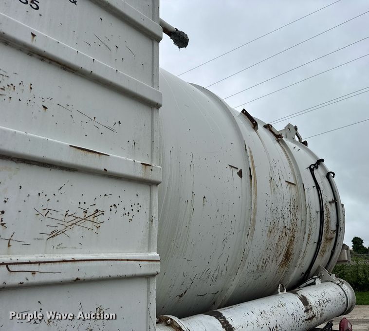 image for item DJ9655 2003 International 5600 vacuum truck