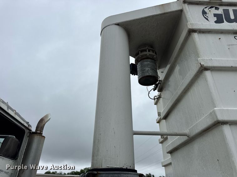 image for item DJ9655 2003 International 5600 vacuum truck