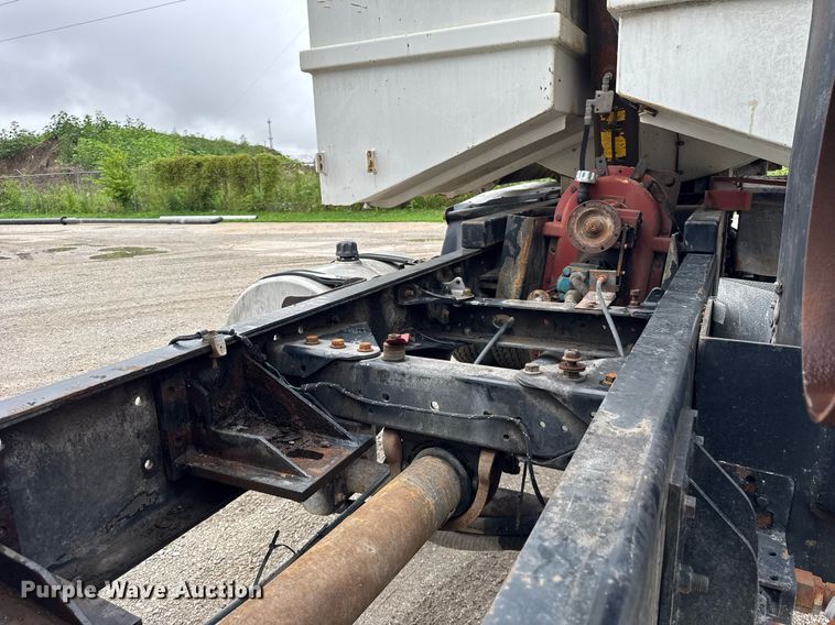 image for item DJ9655 2003 International 5600 vacuum truck