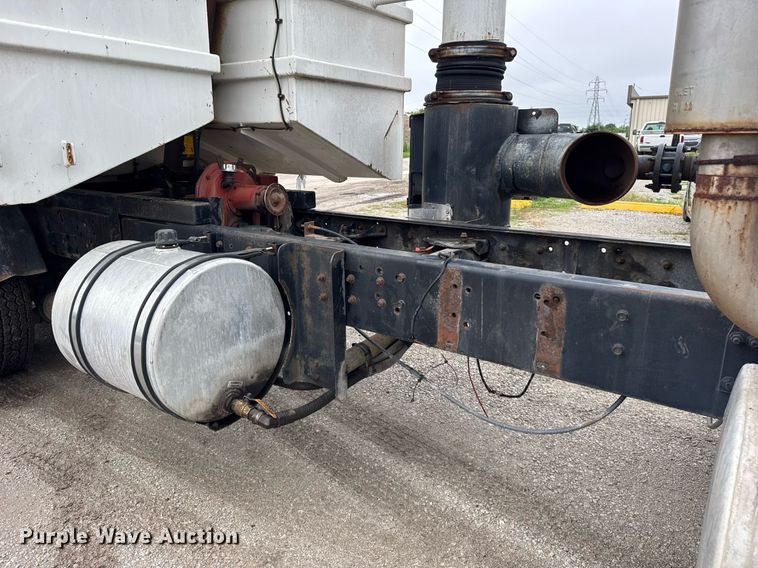 image for item DJ9655 2003 International 5600 vacuum truck