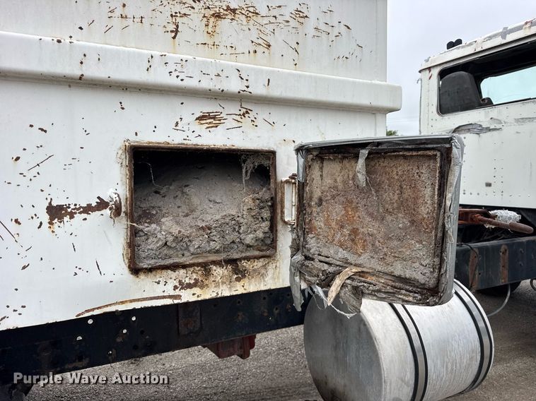 image for item DJ9655 2003 International 5600 vacuum truck