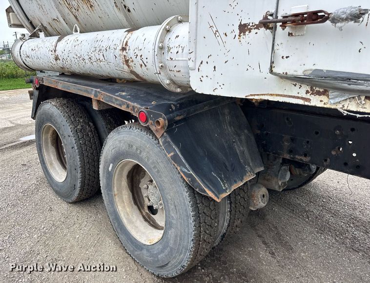 image for item DJ9655 2003 International 5600 vacuum truck