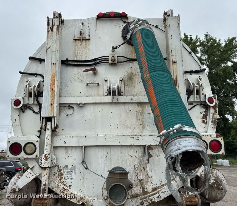 image for item DJ9655 2003 International 5600 vacuum truck