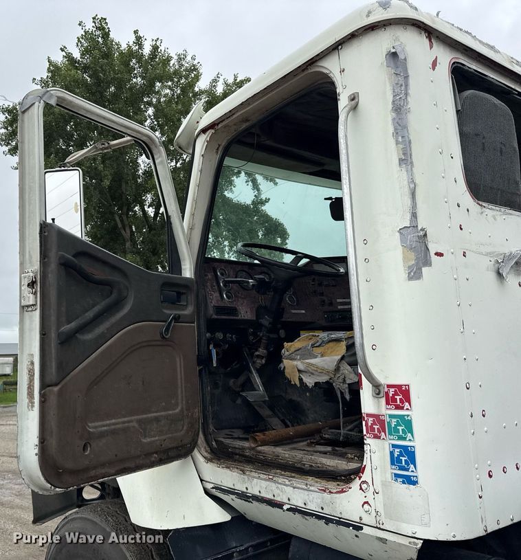 image for item DJ9655 2003 International 5600 vacuum truck