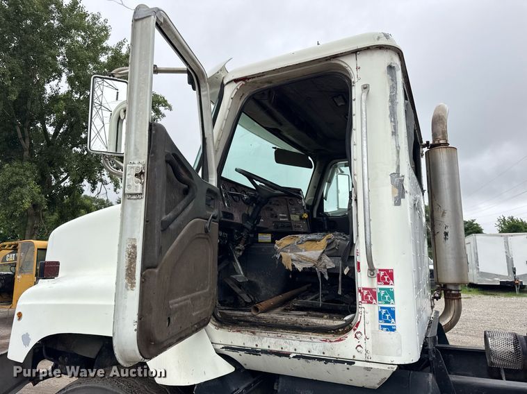 image for item DJ9655 2003 International 5600 vacuum truck