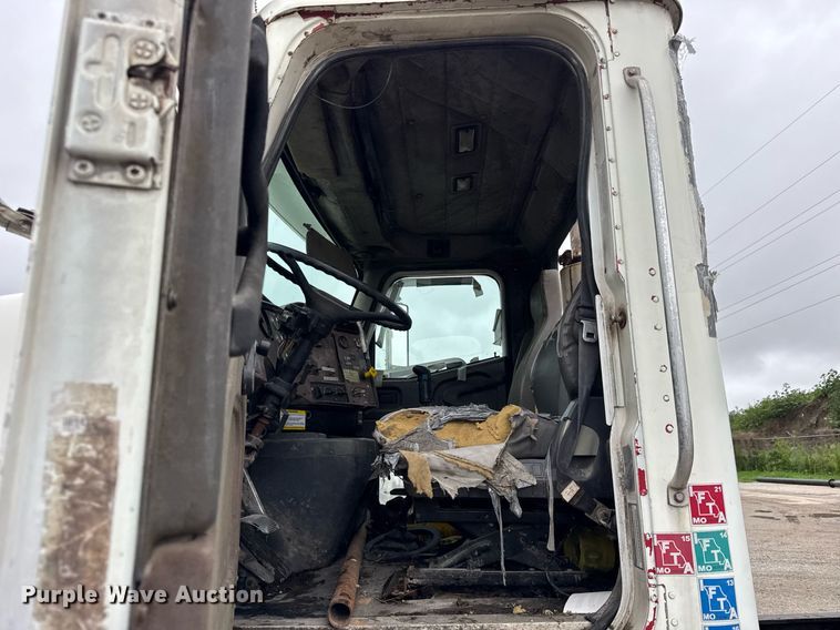 image for item DJ9655 2003 International 5600 vacuum truck