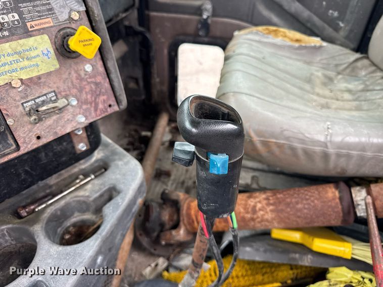 image for item DJ9655 2003 International 5600 vacuum truck