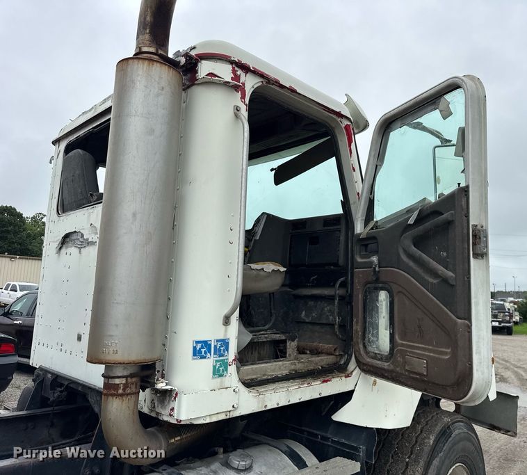 image for item DJ9655 2003 International 5600 vacuum truck