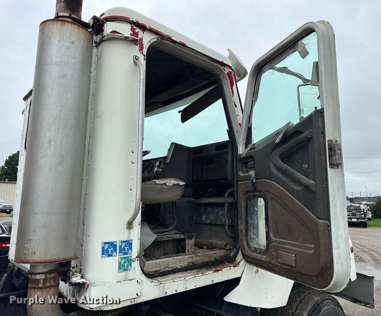 image for item DJ9655 2003 International 5600 vacuum truck