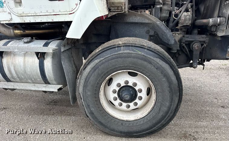 image for item DJ9655 2003 International 5600 vacuum truck