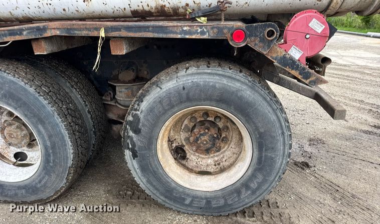 image for item DJ9655 2003 International 5600 vacuum truck