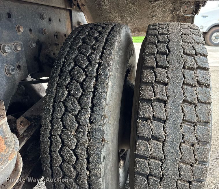 image for item DJ9655 2003 International 5600 vacuum truck