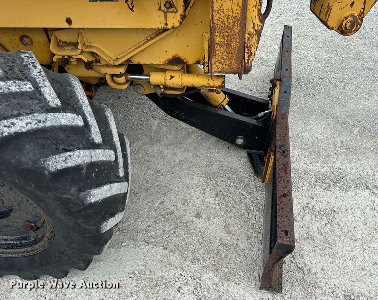 image for item DJ9682 1997 Vermeer V8550 trencher