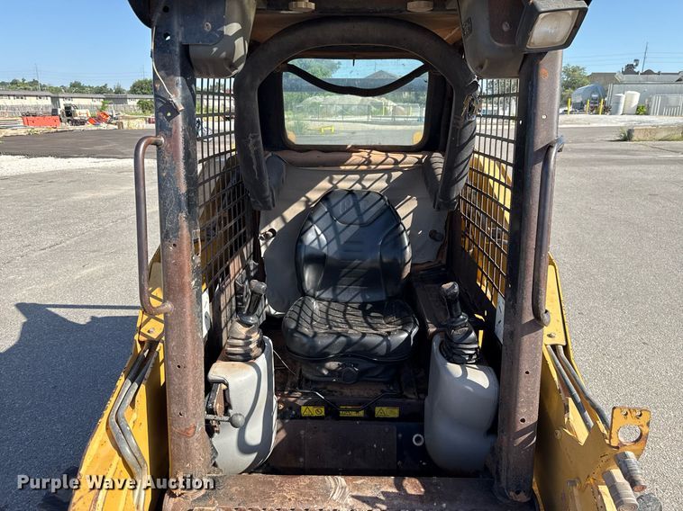 image for item DO7191 2005 Caterpillar 232B skid steer loader