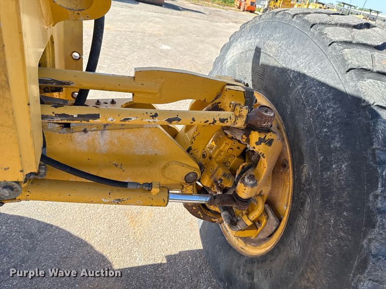 image for item DO7192 2005 John Deere 672D motor grader