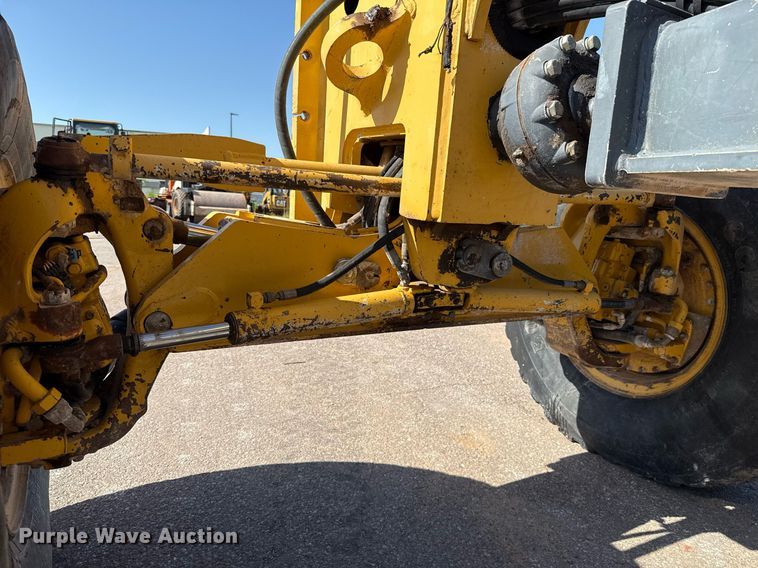 image for item DO7192 2005 John Deere 672D motor grader