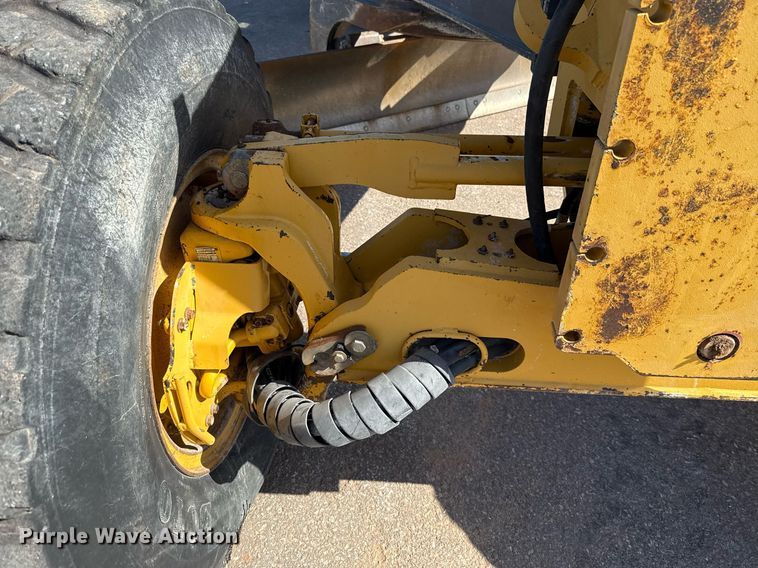 image for item DO7192 2005 John Deere 672D motor grader