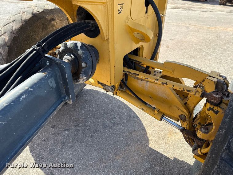 image for item DO7192 2005 John Deere 672D motor grader