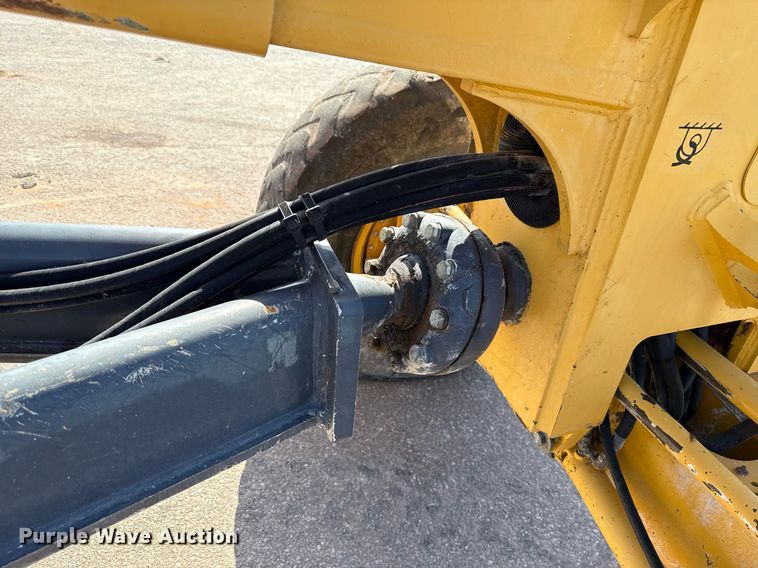 image for item DO7192 2005 John Deere 672D motor grader