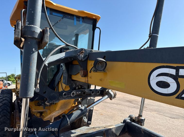 image for item DO7192 2005 John Deere 672D motor grader