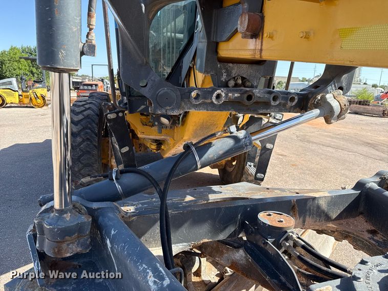 image for item DO7192 2005 John Deere 672D motor grader