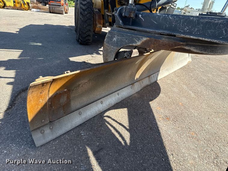 image for item DO7192 2005 John Deere 672D motor grader