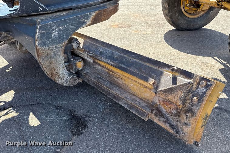 image for item DO7192 2005 John Deere 672D motor grader