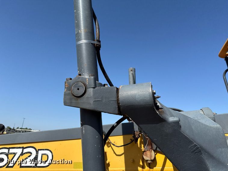 image for item DO7192 2005 John Deere 672D motor grader