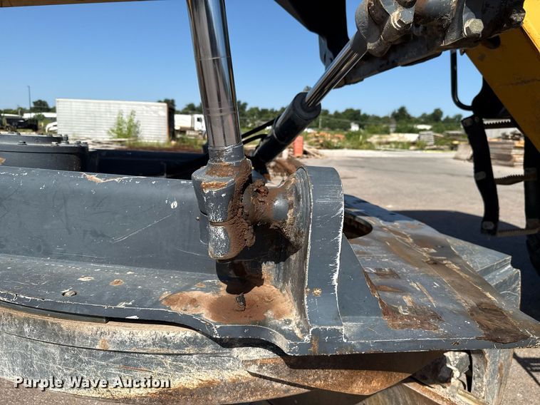 image for item DO7192 2005 John Deere 672D motor grader