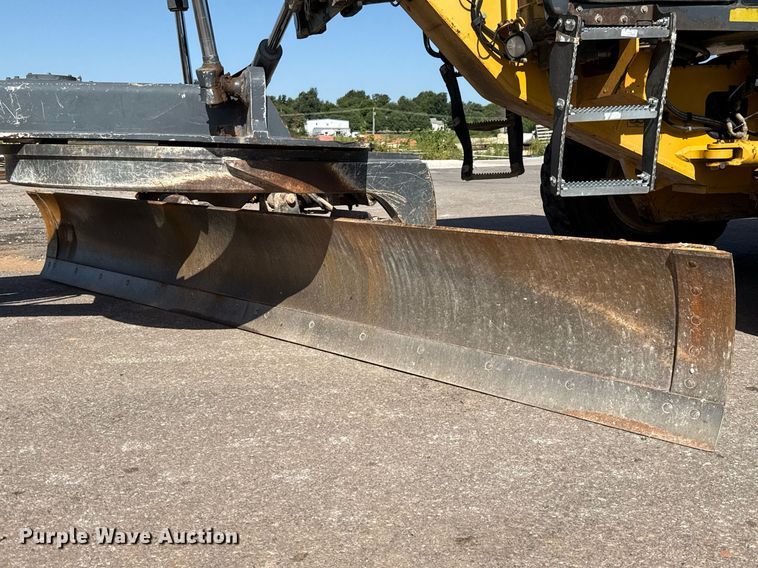 image for item DO7192 2005 John Deere 672D motor grader