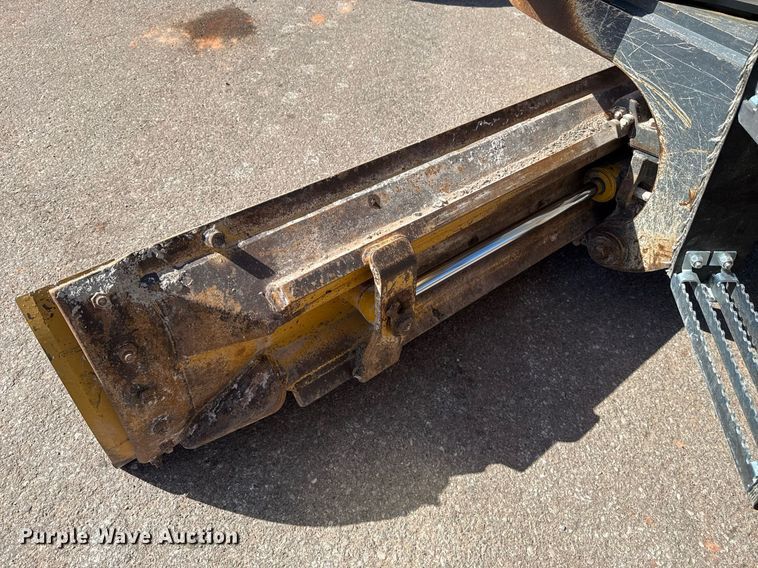 image for item DO7192 2005 John Deere 672D motor grader