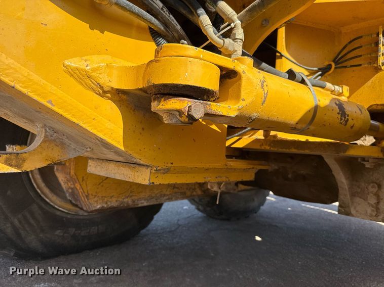 image for item DO7192 2005 John Deere 672D motor grader