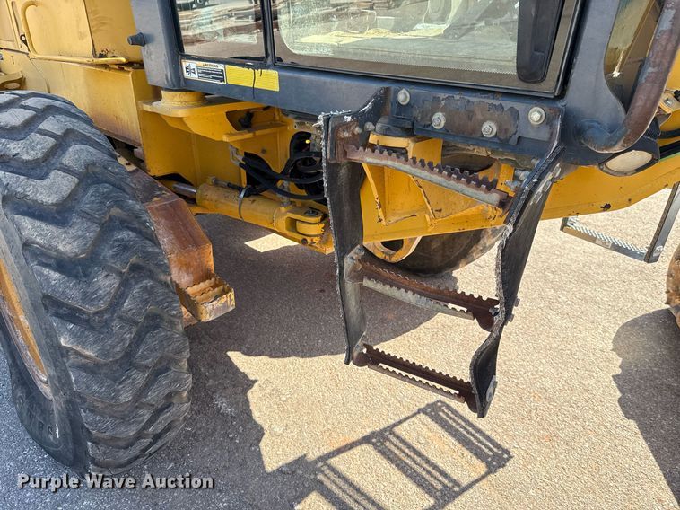 image for item DO7192 2005 John Deere 672D motor grader