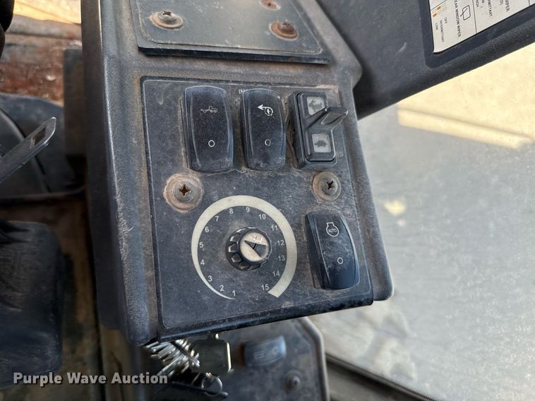 image for item DO7192 2005 John Deere 672D motor grader