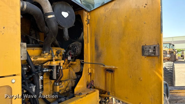 image for item DO7192 2005 John Deere 672D motor grader