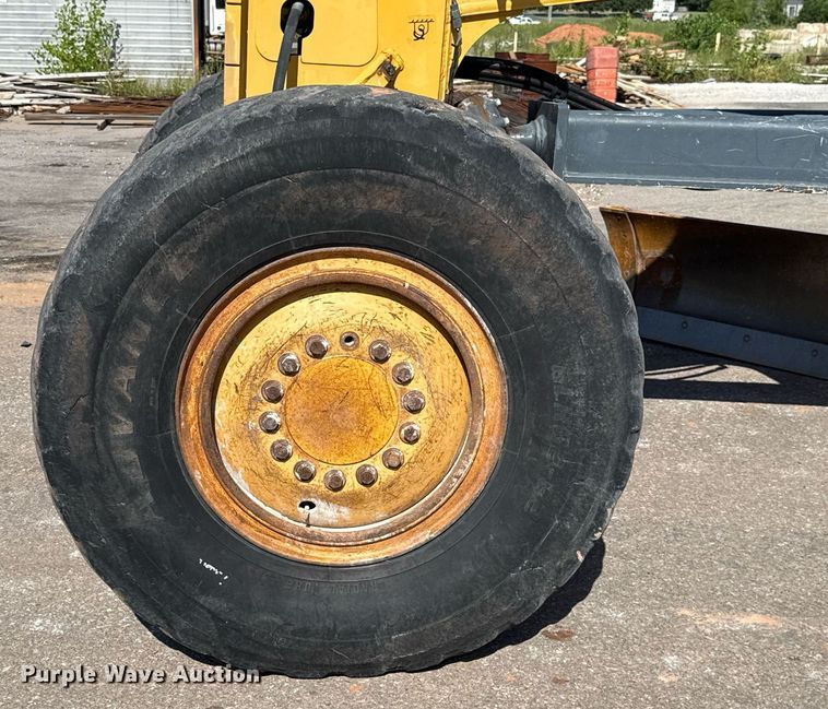 image for item DO7192 2005 John Deere 672D motor grader