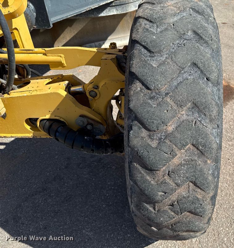 image for item DO7192 2005 John Deere 672D motor grader